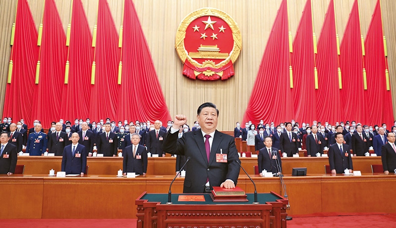 2023年3月10日，十四屆全國人大一次會(huì)議在北京人民大會(huì)堂舉行第三次全體會(huì)議。習(xí)近平全票當(dāng)選中華人民共和國主席、中華人民共和國中央軍事委員會(huì)主席。這是習(xí)近平進(jìn)行憲法宣誓。 新華社記者 鞠鵬/攝