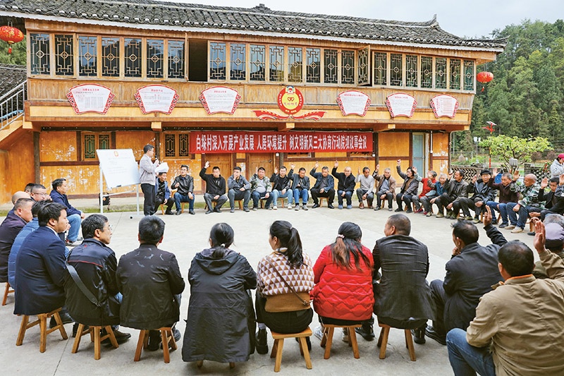 圖為2023年4月6日，貴州省黔東南苗族侗族自治州施秉縣白垛鄉(xiāng)白垛村村民在討論產(chǎn)業(yè)發(fā)展、人居環(huán)境提升、鄉(xiāng)村文明建設(shè)相關(guān)事宜。 人民圖片 磨桂賓/攝