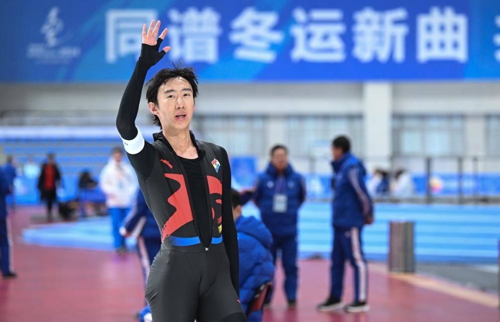 遼寧隊選手吳宇在第十四屆全國冬季運(yùn)動會速度滑冰男子10000米A組決賽中奪冠，并打破由他本人保持的全國紀(jì)錄（2024年1月14日攝）。新華社記者 連振 攝