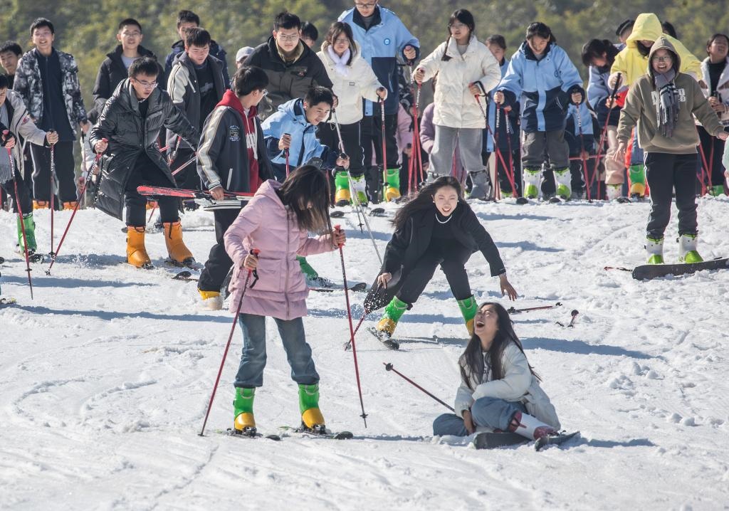 游客在重慶市南川區(qū)金佛山北坡滑雪場滑雪（2023年11月22日攝）。新華社發(fā)（瞿明斌攝）