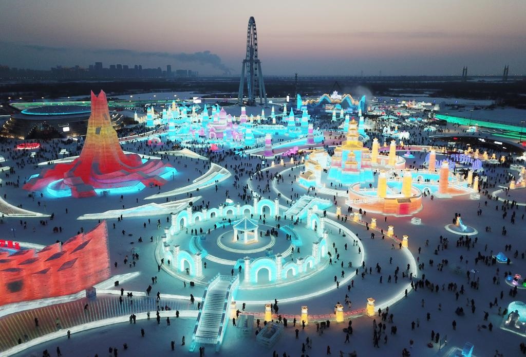 游客在哈爾濱冰雪大世界游玩（無人機(jī)照片，2024年1月5日攝）。新華社記者 王建威 攝