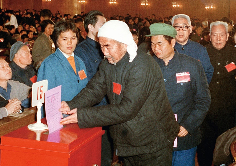 我國現(xiàn)行憲法于1982年12月4日由第五屆全國人大第五次會議通過并公布施行。根據(jù)改革開放和社會主義現(xiàn)代化建設(shè)的實踐和發(fā)展，全國人大于1988年、1993年、1999年、2004年、2018年先后5次作出必要的、也是十分重要的修正。圖為出席第五屆全國人民代表大會第五次會議的代表投票表決《中華人民共和國憲法》（資料照片）。 新華社發(fā)