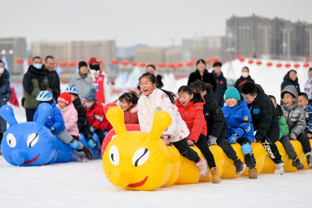 小朋友在呼和浩特市東河冰場參與冰雪親子趣味運(yùn)動會（2024年2月1日攝）。新華社記者 李志鵬 攝