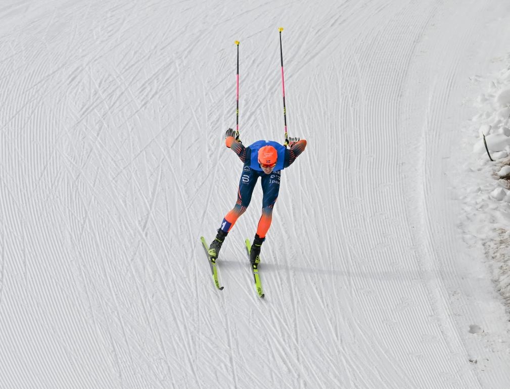 重慶隊選手王強(qiáng)在第十四屆全國冬季運(yùn)動會越野滑雪公開組男子雙追逐比賽中奪冠（2024年2月14日攝）。新華社記者 劉磊 攝