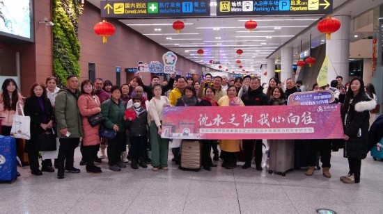 2月11日，一批馬來西亞游客抵達沈陽桃仙國際機場。新華社發(fā)