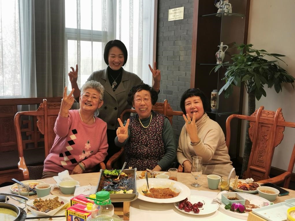 吳釗（前排左一）和鄰居一起在天津過(guò)年。（采訪對(duì)象供圖）