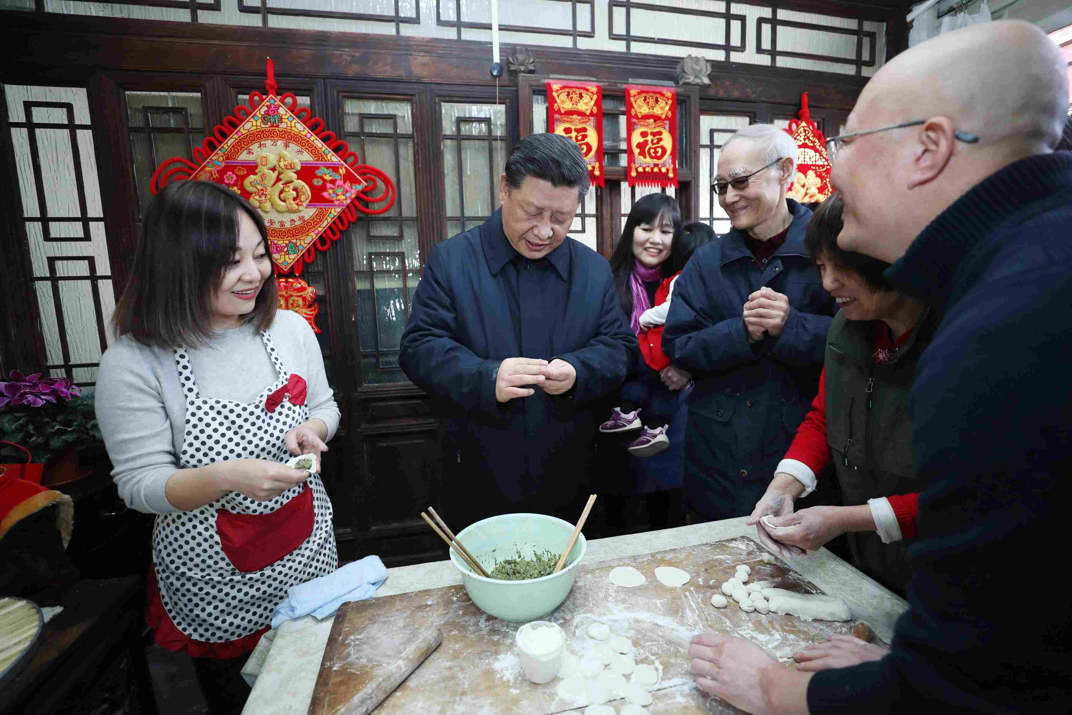 △ 2019年2月1日，習(xí)近平總書記在北京前門東區(qū)草廠四條胡同，同朱茂錦一家人包餃子、聊家常。