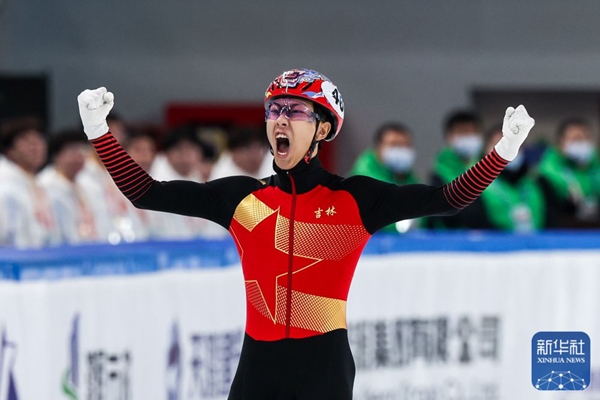 吉林隊選手孫龍沖線后慶祝勝利。新華社記者 李博 攝