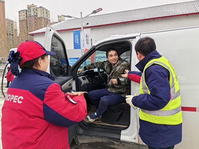 加能站員工為雪天到站充電的司機(jī)送來泡面并邀請他到站里休息。受訪者供圖