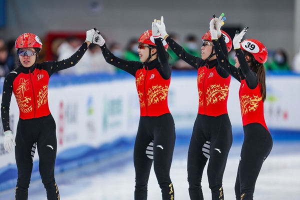 2月18日，黑龍江隊(duì)選手徐愛麗（左一）、臧一澤（左二）、范可新（右二）、王欣然在奪冠后向觀眾致意。新華社記者 黃偉 攝