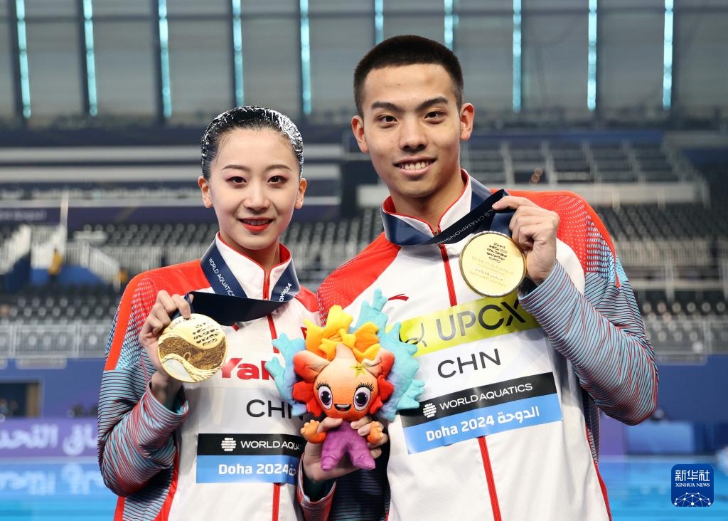 2月10日，2024年多哈游泳世錦賽花樣游泳混合雙人自由自選決賽，程文濤（左）/石浩玙在頒獎(jiǎng)儀式后合影。新華社記者 雒圓 攝