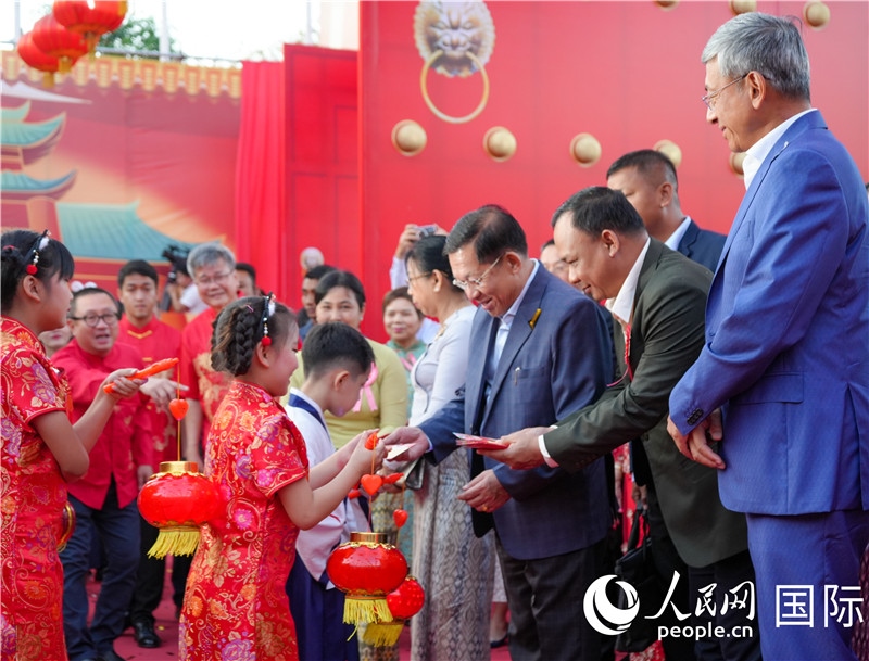在活動現(xiàn)場，敏昂萊主席夫婦根據(jù)當?shù)貍鹘y(tǒng)向兒童送祝福1-人民網(wǎng)記者謝佳君攝