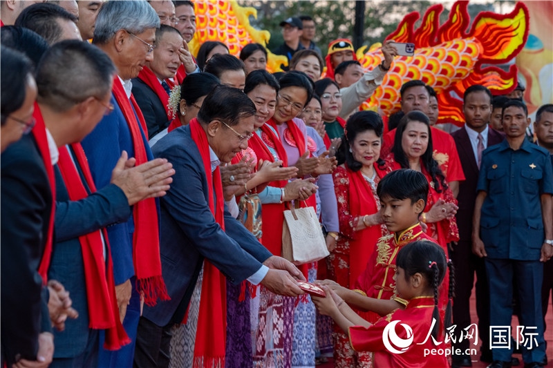 在活動現(xiàn)場，敏昂萊主席根據(jù)當?shù)貍鹘y(tǒng)向兒童送祝福2-人民網(wǎng)記者謝佳君攝