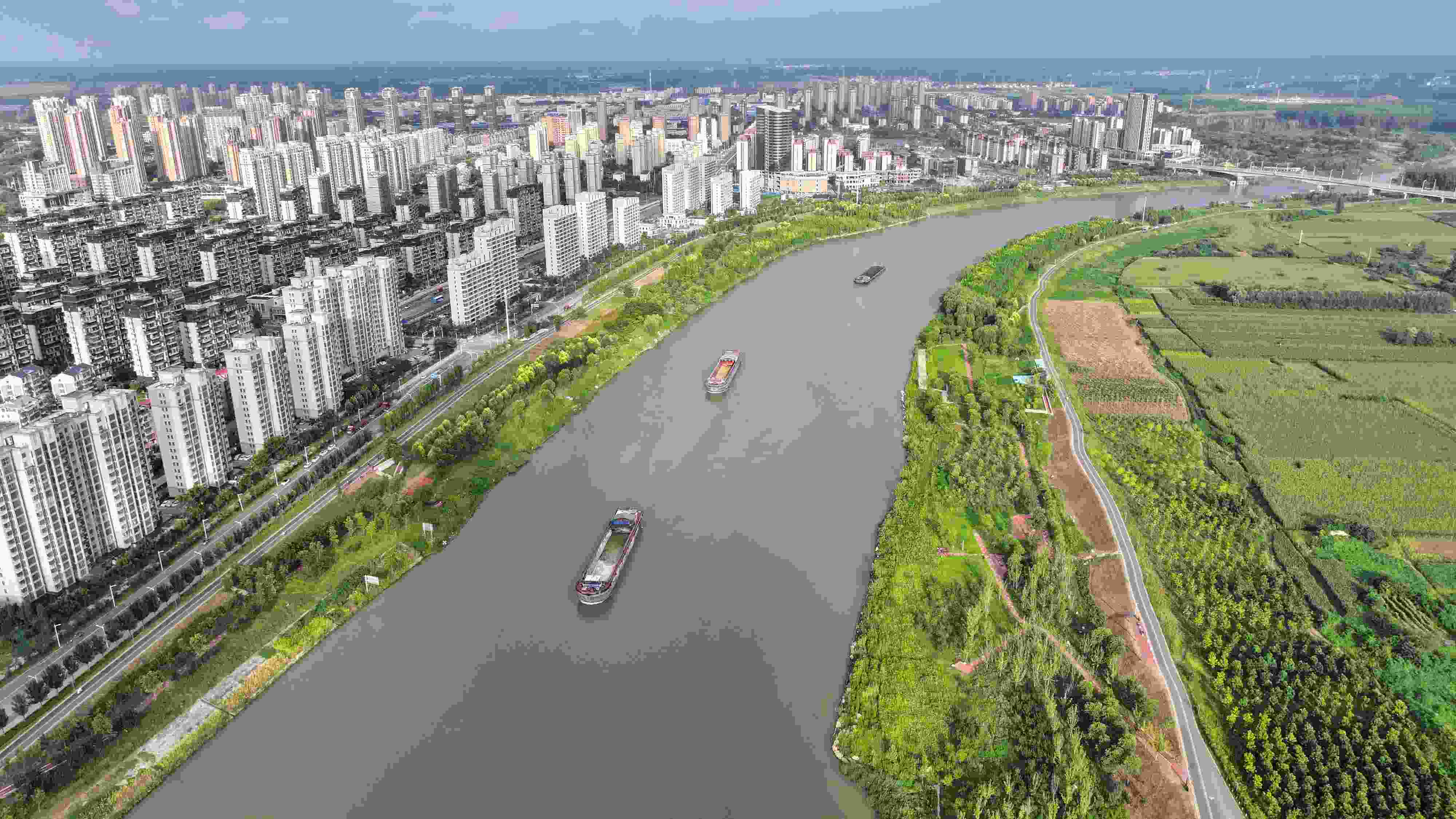 △ 2023年8月21日，安徽阜陽，初秋時節(jié)，界首城市建設(shè)與沙潁河水系、橋梁和綠植相映襯，構(gòu)成一幅生態(tài)宜居的美麗畫卷。