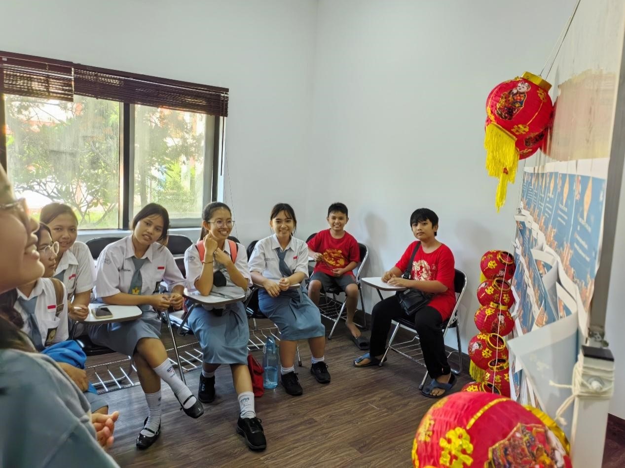 學(xué)生們踴躍參與猜燈謎活動。巴陵康孔子學(xué)院供圖