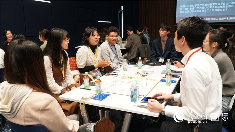 中日學(xué)生分組討論交流。人民網(wǎng) 蔣曉辰攝