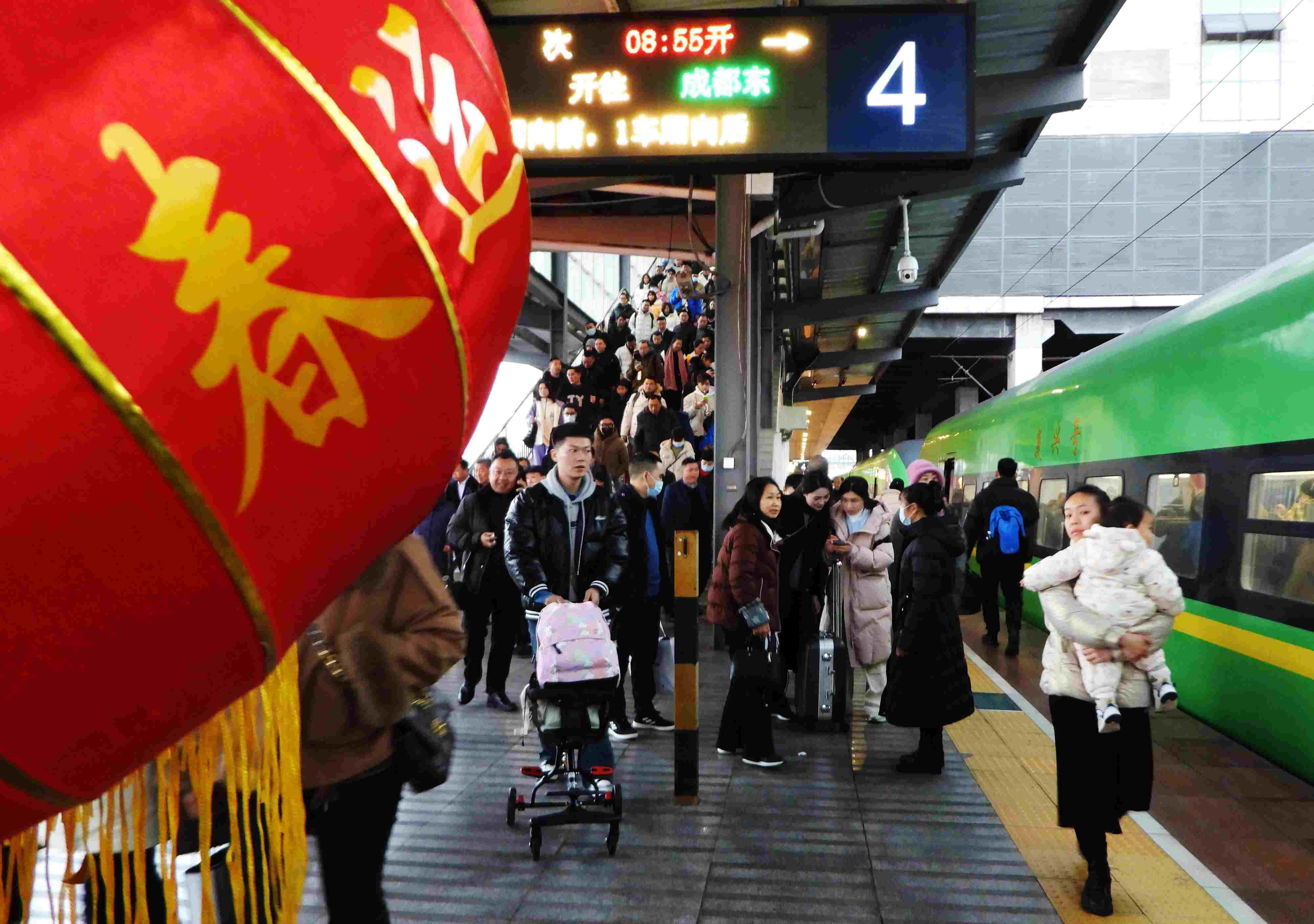 △ 2024年1月26日，四川省達(dá)州市車站，準(zhǔn)備乘坐“復(fù)興號(hào)”動(dòng)車組列車出行的旅客。