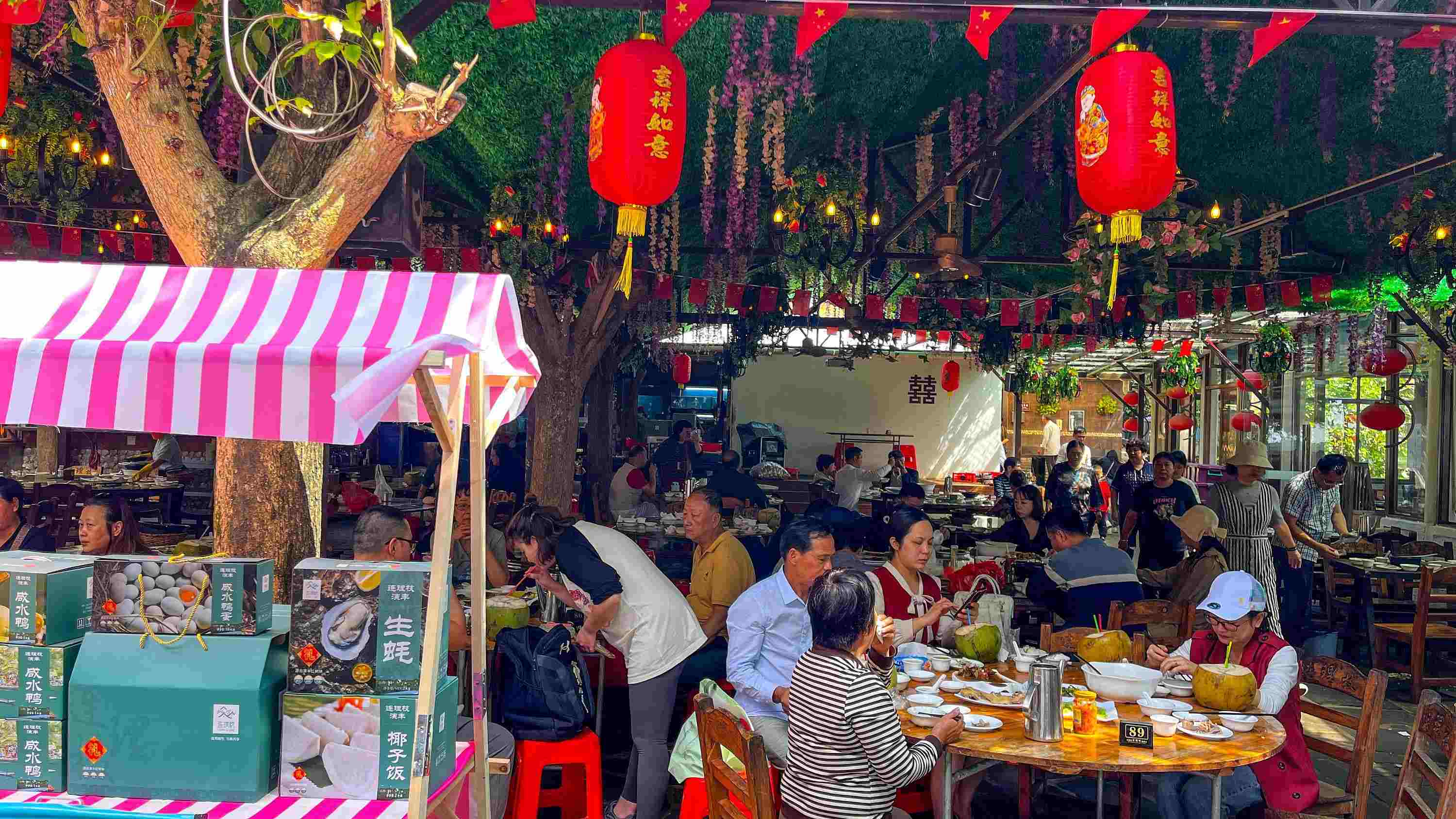 △ 2024年2月17日，春節(jié)假期最后一天，海口鄉(xiāng)村旅游持續(xù)火爆，眾多游客前往漁家樂品嘗特色海鮮和鄉(xiāng)村美食。