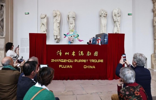 2月10日，在位于法國巴黎埃菲爾鐵塔附近的“建筑與遺產(chǎn)之城”博物館，觀眾欣賞漳州布袋木偶戲。新華社記者高靜攝
