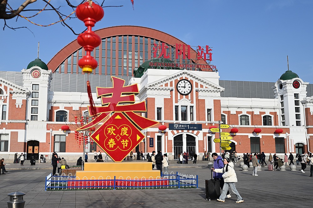 △ 2024年2月17日，沈陽站，人們拉著大大小小的行李箱，踏上了龍年新征程。