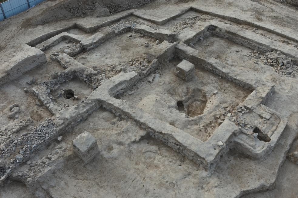 這是都蘭熱水墓群北一區(qū)M37號（“羊圈墓”）的祭祀建筑全景。