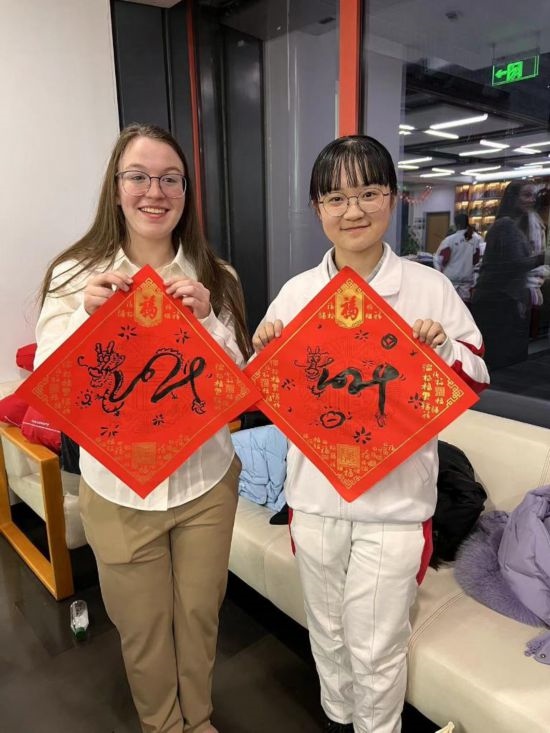 1月下旬，馬斯卡廷中學訪華代表團學生在北京同中國青少年交流。（受訪者供圖）