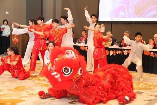 2月9日，在馬斯卡廷，中國人民大學附屬中學藝術團學生表演中國武術。