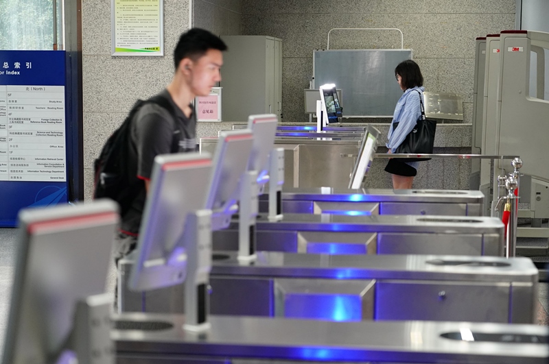 2019年9月4日，西北工業(yè)大學學生“刷臉”進出圖書館。