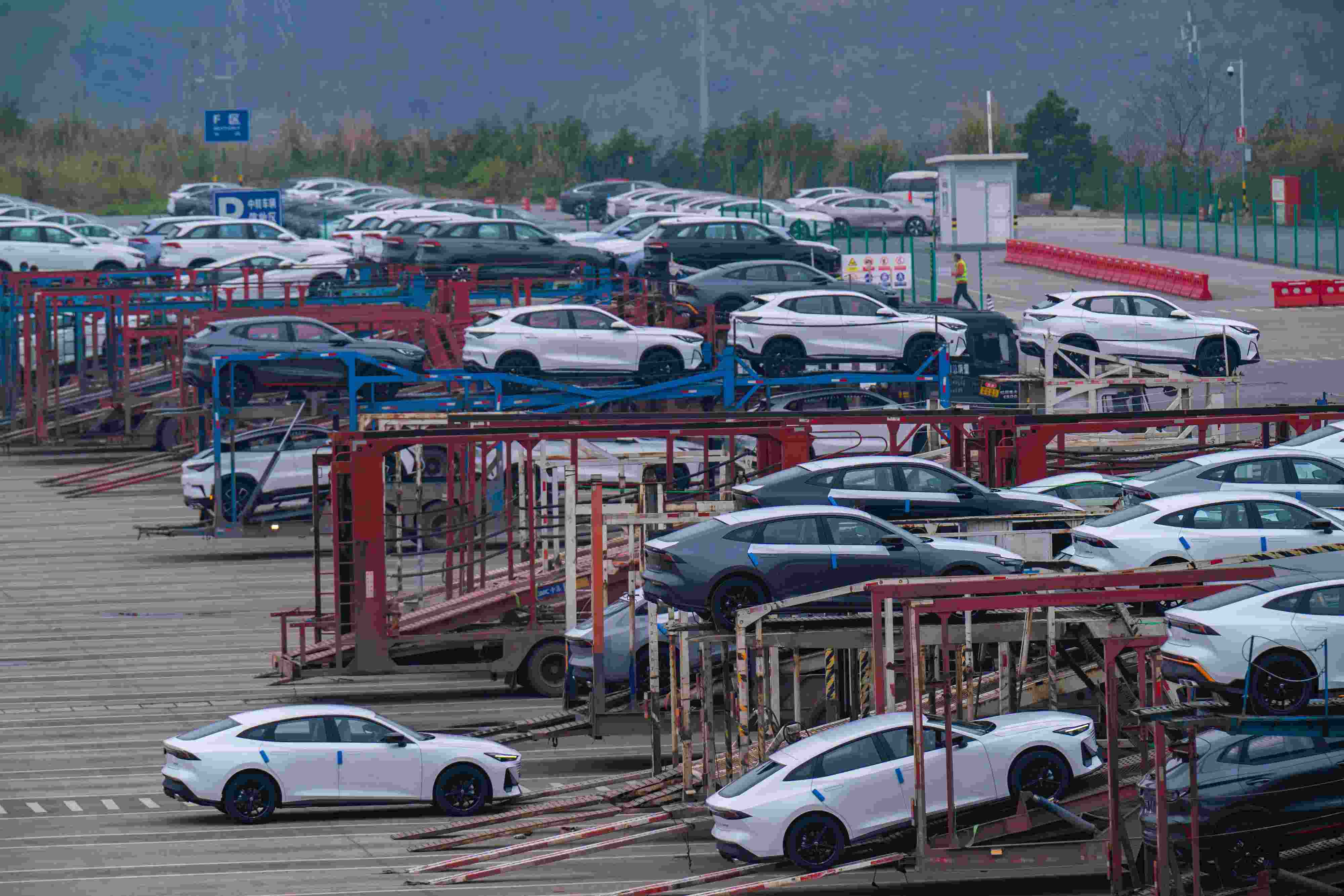 2024年2月25日，重慶江北區(qū)某汽車(chē)整車(chē)分撥中心，一排排汽車(chē)整裝待發(fā)。