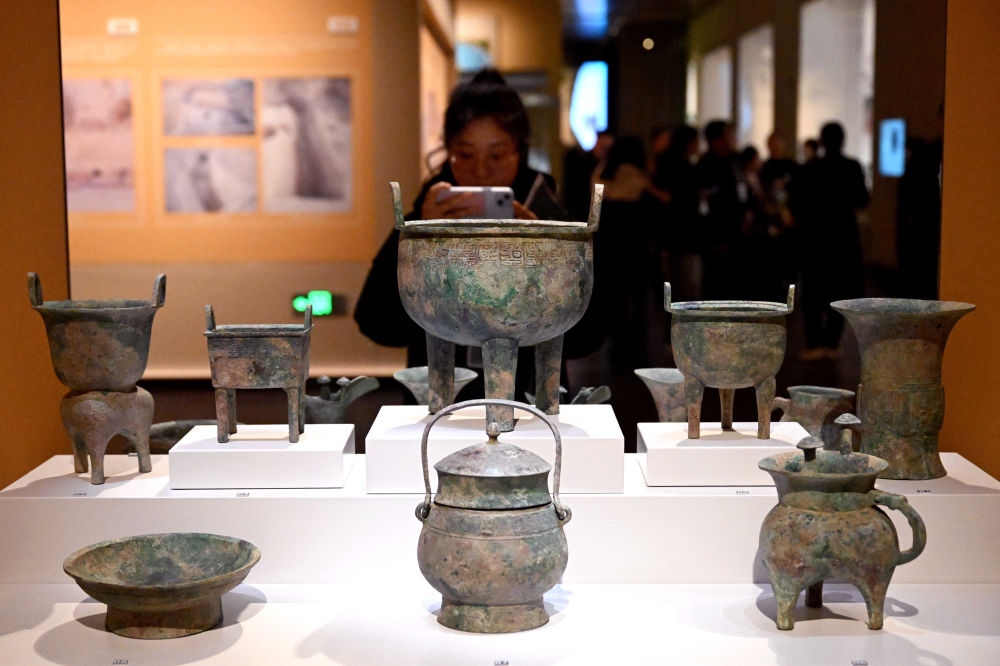 2月26日，參觀者在河南安陽殷墟博物館新館內(nèi)拍攝展品。