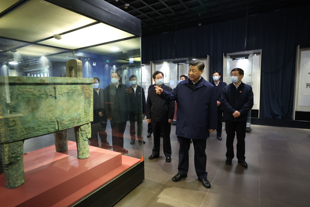 2022年10月28日下午，習(xí)近平在安陽市殷墟博物館考察。新華社記者 鞠鵬 攝