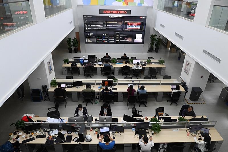 2023年12月12日，中國－東盟信息港股份有限公司員工在工作中。