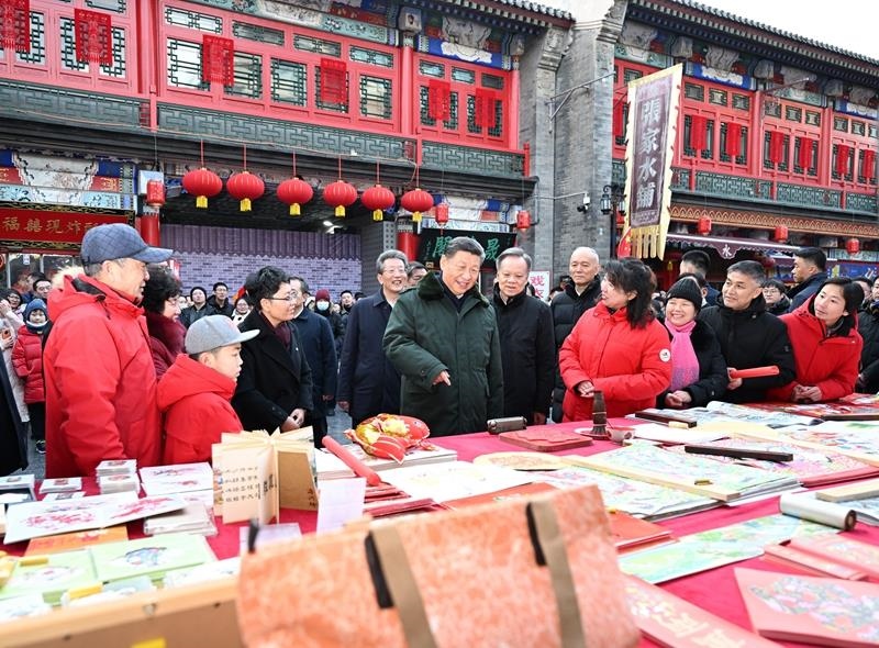 △2024年2月1日，習近平總書記在天津古文化街考察時，同店鋪員工和現(xiàn)場群眾互動交流。