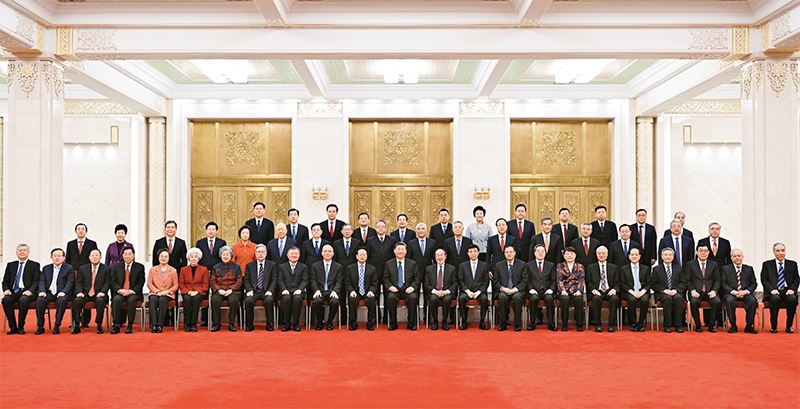 2024年2月7日，習(xí)近平、王滬寧、蔡奇、丁薛祥等在北京人民大會堂同黨外人士歡聚一堂，共迎佳節(jié)。這是習(xí)近平等同大家合影留念。 新華社記者 謝環(huán)馳/攝