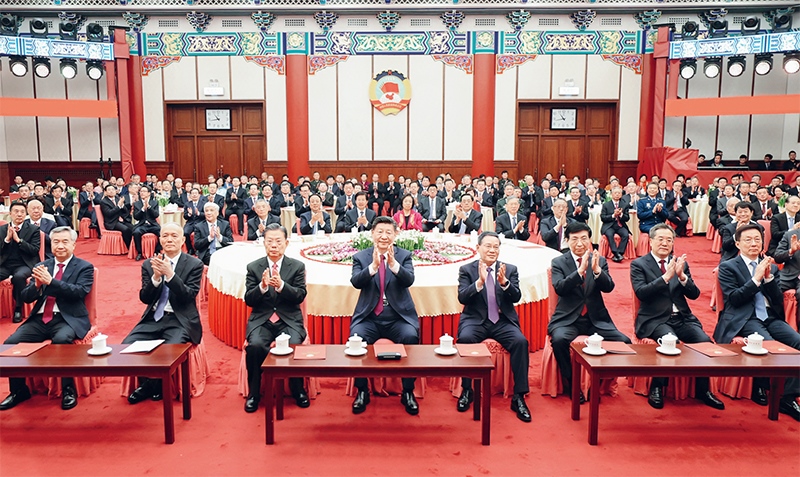 2023年12月29日，全國政協(xié)在北京舉行新年茶話會。黨和國家領(lǐng)導(dǎo)人習(xí)近平、李強(qiáng)、趙樂際、王滬寧、蔡奇、丁薛祥、李希、韓正出席茶話會并觀看演出。 新華社記者 鞠鵬/攝