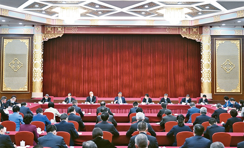 2023年3月6日，中共中央總書記、國家主席、中央軍委主席習(xí)近平看望參加全國政協(xié)十四屆一次會議的民建、工商聯(lián)界委員，并參加聯(lián)組會，聽取意見和建議。中共中央政治局常委、全國政協(xié)十四屆一次會議主席團(tuán)會議主持人王滬寧，中共中央政治局常委蔡奇、丁薛祥參加看望和討論。 新華社記者 謝環(huán)馳/攝
