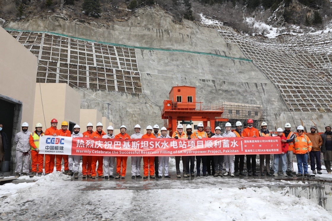 中巴建設者共同慶祝蘇吉吉納里水電站順利啟動蓄水工作。中國能建葛洲壩集團供圖