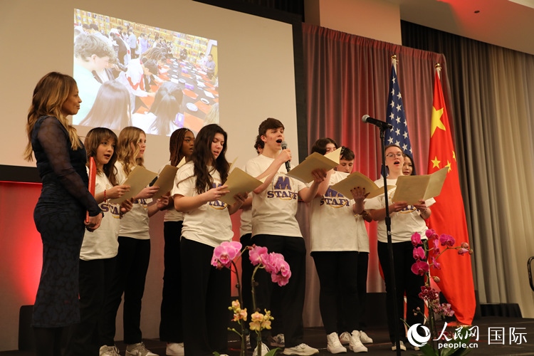 馬斯卡廷中學(xué)的學(xué)生們還深情演唱了表現(xiàn)中美兩國(guó)人民友誼的歌曲《情緣留住永恒的記憶》。 人民網(wǎng)記者 李志偉攝