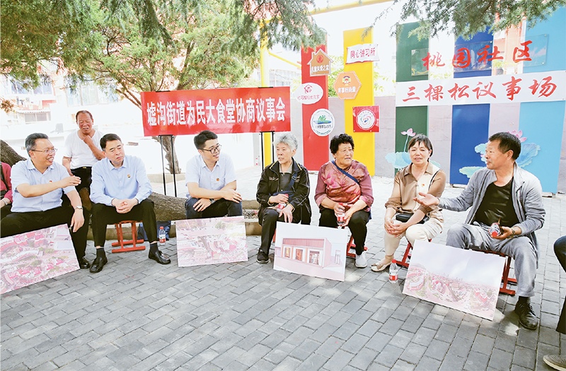 2023年6月2日，江蘇省連云港市連云區(qū)政協(xié)工委在墟溝街道桃園社區(qū)舉行“有事好商量”協(xié)商議事會。 人民圖片 朱華南/攝