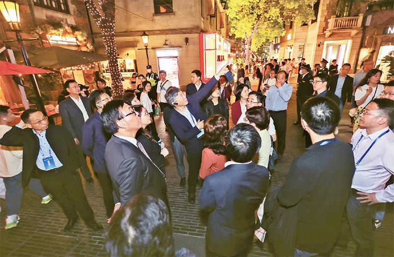 2023年4月18日，全國無黨派人士考察團來到位于上海市黃浦區(qū)的上海新天地開放式街區(qū)考察夜經(jīng)濟。 新華社記者 王翔/攝
