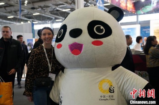 3月5日，2024年柏林國際旅游交易會(ITB)在柏林會展中心拉開帷幕。以“你好！中國”為主題的中國展區(qū)當(dāng)日亮相展會。圖為觀眾與大熊貓人偶合影。中新社記者 馬秀秀 攝