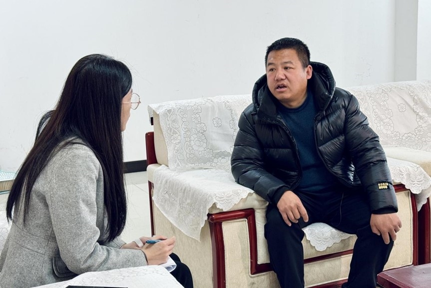 人民網(wǎng)記者采訪“在水一方”小區(qū)住戶。人民網(wǎng) 高清揚攝