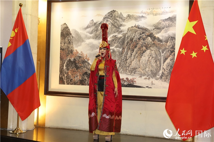 呼麥演唱。人民網(wǎng)記者 霍文攝