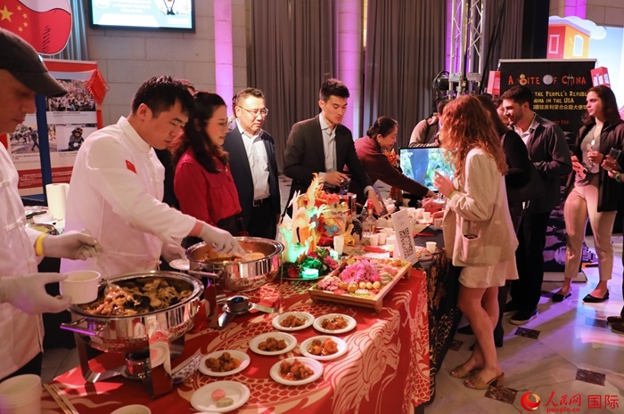 使館工作人員詳細(xì)為現(xiàn)場美食家和來賓講解菜品色香味特點(diǎn)、原料特色、烹制手法及其中蘊(yùn)含的中華美食文化。人民網(wǎng)記者 李志偉攝