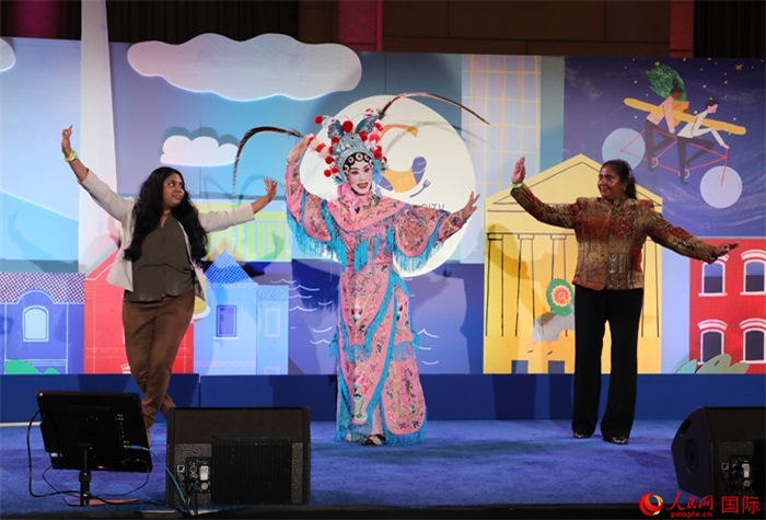 當(dāng)?shù)厝A人京劇社團(tuán)的青年演員現(xiàn)場表演京劇選段，并與現(xiàn)場觀眾近距離互動(dòng)。人民網(wǎng)記者 李志偉攝