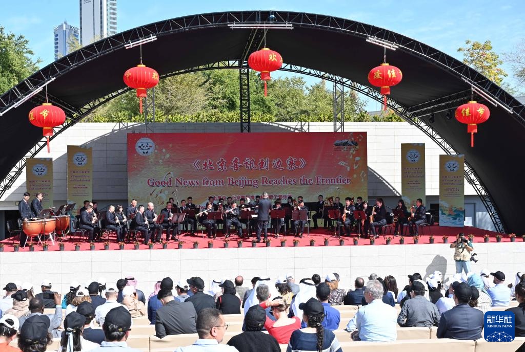 3月9日，在科威特首都省賈比爾文化中心，人們欣賞中國樂隊帶來的中國曲目。新華社發(fā)（阿薩德攝）