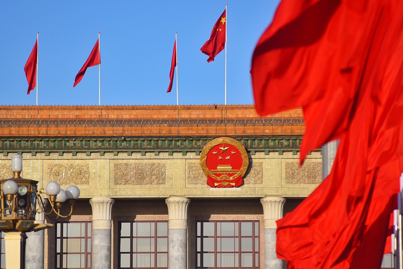 2024年3月8日，北京上空現(xiàn)“兩會藍”，人民大會堂前紅旗飄揚。