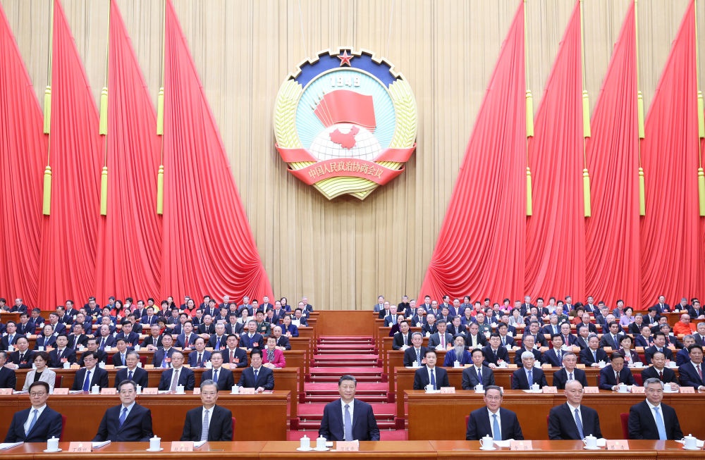 3月4日下午，中國人民政治協(xié)商會議第十四屆全國委員會第二次會議在北京人民大會堂開幕。這是習近平、李強、趙樂際、蔡奇、丁薛祥、李希、韓正在主席臺就座。王滬寧代表政協(xié)第十四屆全國委員會常務委員會，向大會報告工作。