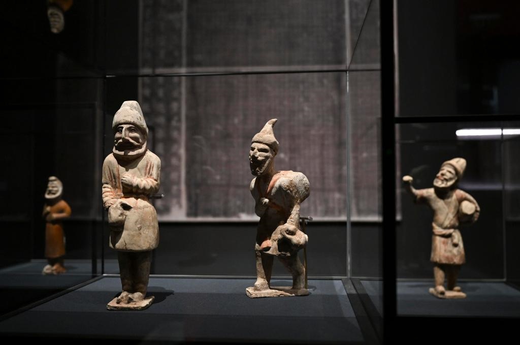 “歷史之遇——中國與西亞古代文明交流展”于1月12日至4月11日在故宮午門正殿展廳舉行。這是展出的陶彩繪人俑（1月10日攝）。新華社記者金良快攝
