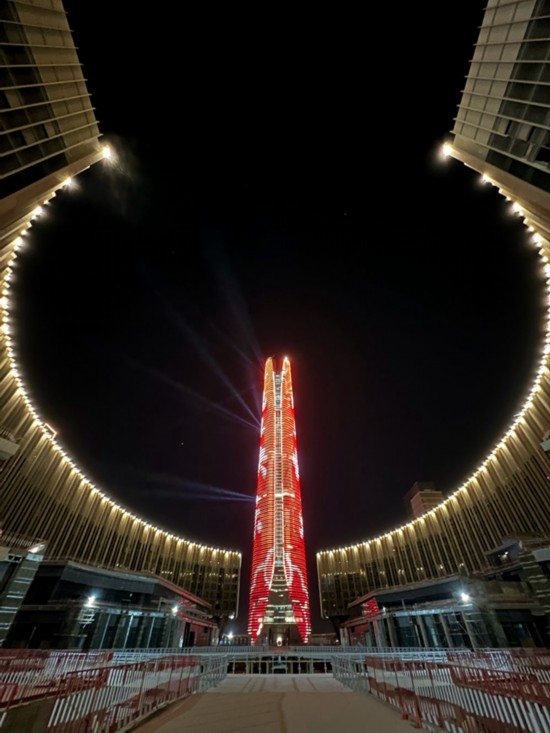  2024年2月9日，埃及開羅以東建設(shè)中的埃及新行政首都中央商務(wù)區(qū)項(xiàng)目上演燈光秀，迎接龍年春節(jié)。新華社發(fā)（黎炳宏攝）